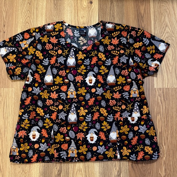 Scrub Top Autumn Fall Gnome Print Size XL - Picture 2 of 7